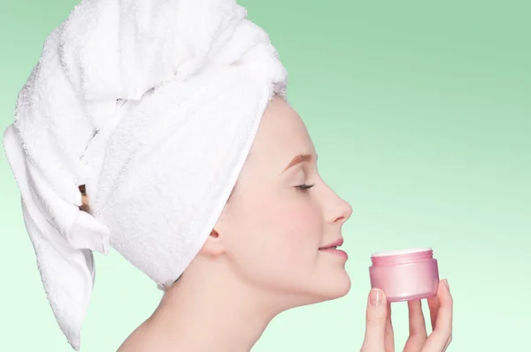 Krásná žena nabídku džbán hydratační krém — Stock fotografie