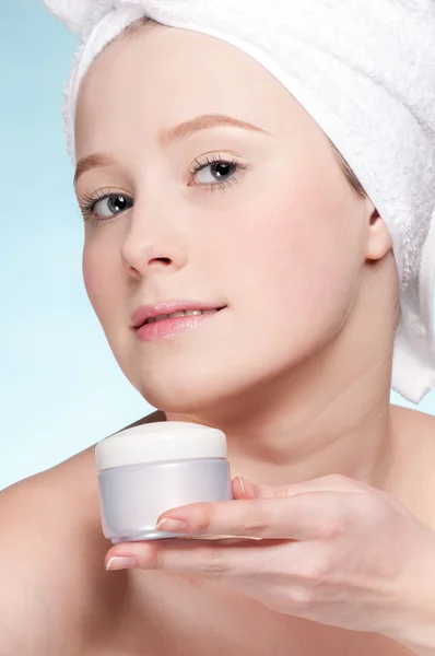 Mooie vrouw inschrijving pot moisturizer crème — Stockfoto