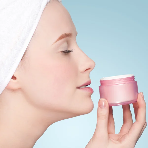 Mulher bonita frasco cheiro de creme hidratante — Fotografia de Stock