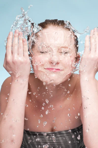 Emotionele vrouw wassen gezicht — Stockfoto