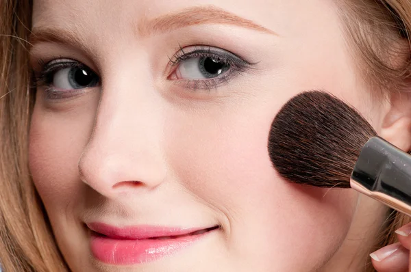 Schöne junge erwachsene Frau Anwendung kosmetischer Pinsel — Stockfoto