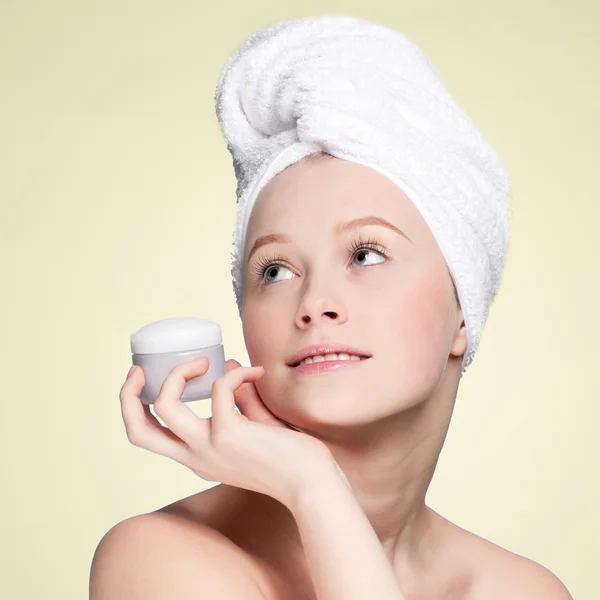 Mooie vrouw inschrijving pot moisturizer crème — Stockfoto