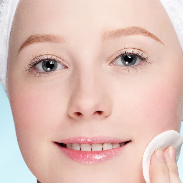 스폰지를 적용 하는 젊은 여자의 얼굴을 클로즈업 — 스톡 사진