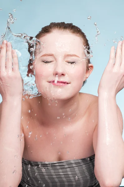 Porträtt av vacker känslomässiga kvinna Tvätta ansikte — Stockfoto