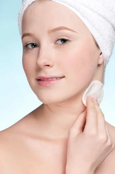 Cara de cerca de la joven que aplica la esponja — Foto de Stock