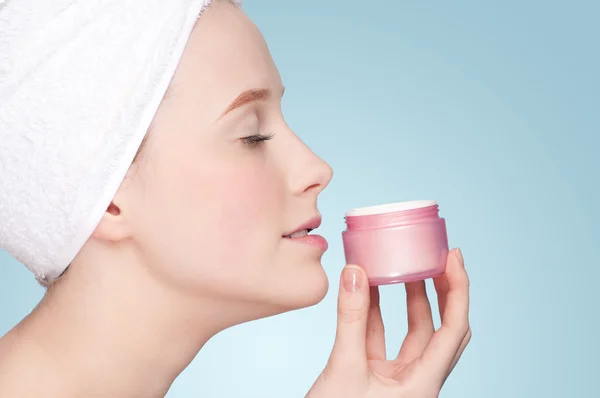 Mooie vrouw inschrijving pot moisturizer crème — Stockfoto