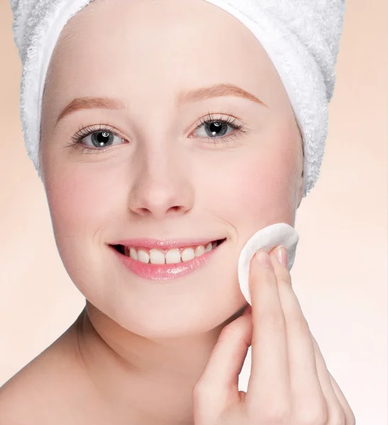 Close-up face of young woman applying sponge — Stock Photo, Image