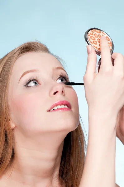 Mulher adulta jovem bonita aplicando escova de rímel cosmético — Fotografia de Stock