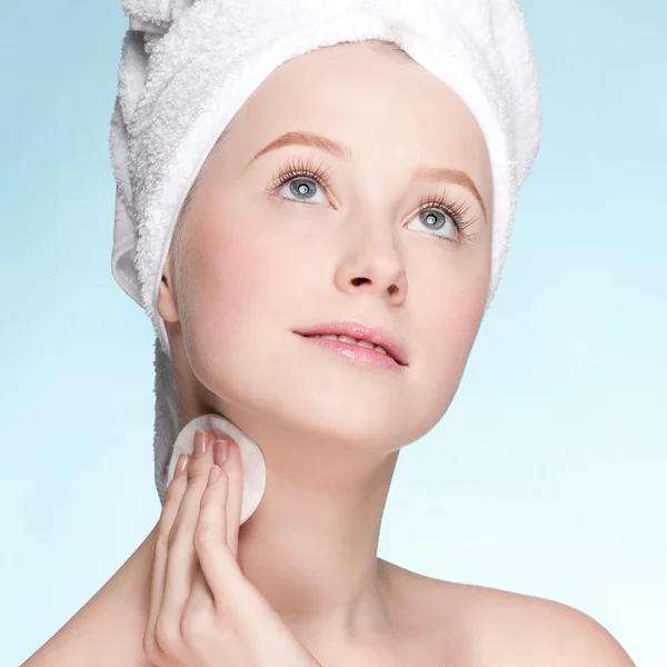 Close-up rosto de jovem mulher aplicando esponja — Fotografia de Stock