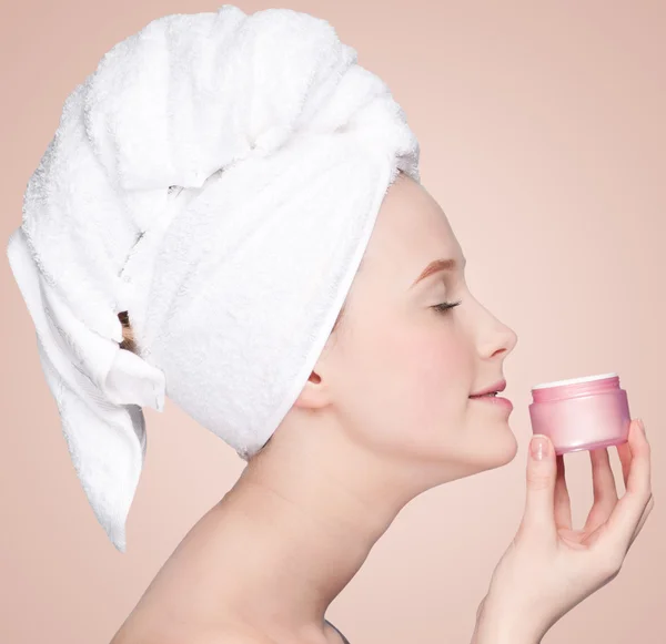 Krásná žena nabídku džbán hydratační krém — Stock fotografie