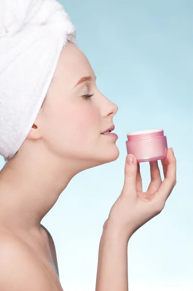 Beautiful woman tender jar of moisturizer cream — Stock Photo, Image