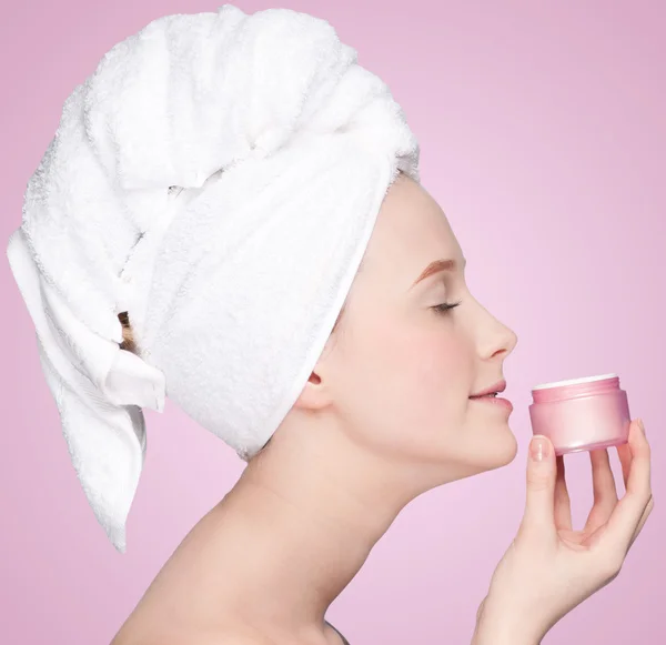Mulher bonita frasco cheiro de creme hidratante — Fotografia de Stock