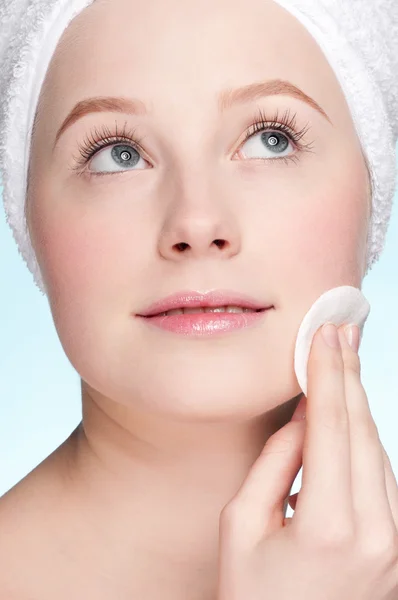 Close-up rosto de jovem mulher aplicando esponja — Fotografia de Stock
