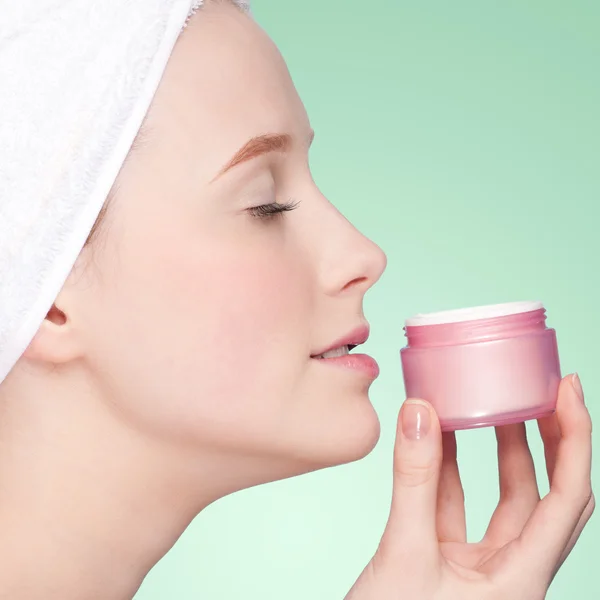 Vacker kvinna lukt burk moisturizer grädde — Stockfoto