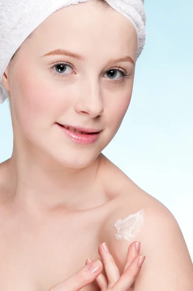 Beautiful woman applying moisturizer cream on face — Stock Photo, Image