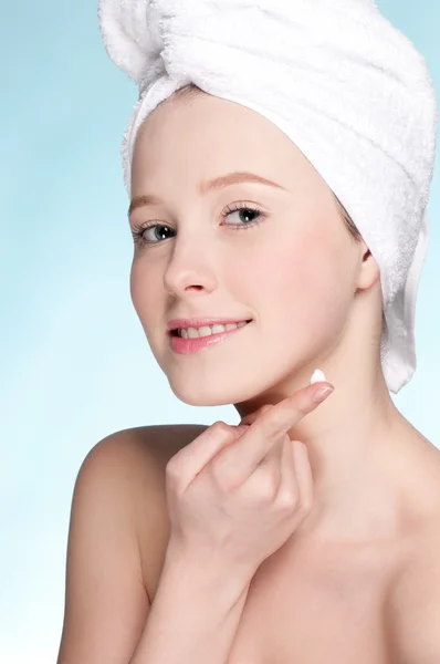 Mooie vrouw toepassing moisturizer crème op gezicht — Stockfoto
