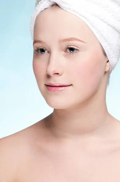 Retrato de cerca de la mujer con una piel perfecta para la salud —  Fotos de Stock