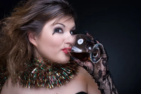 Potret closeup gadis dengan bibir merah, tinsel dan gelas anggur di — Stok Foto