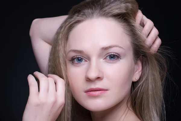 Närbild porträtt av vacker blond flicka på svart — Stockfoto
