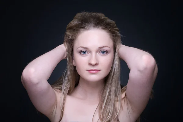 Närbild porträtt av vacker blond flicka på svart — Stockfoto