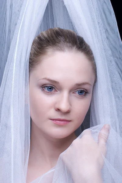 Крупный план портрета красивой блондинки в белой ткани — стоковое фото