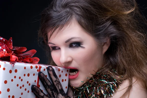 Kırmızı dudaklar, tinsel ve bl üzerinde mevcut olan kız closeup portresi — Stok fotoğraf