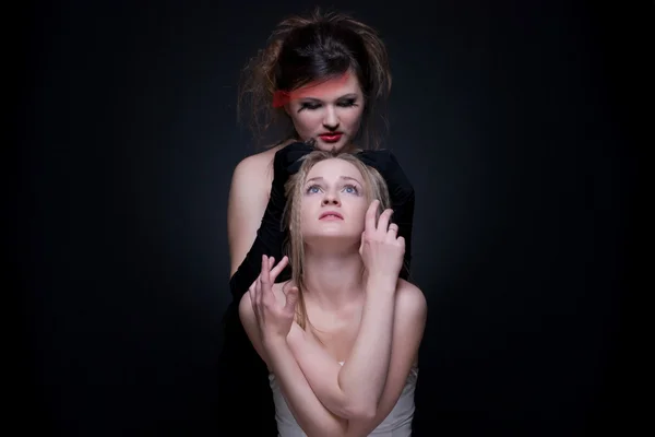두 여자의 근접 촬영 초상화: 좋은 및 악 — 스톡 사진