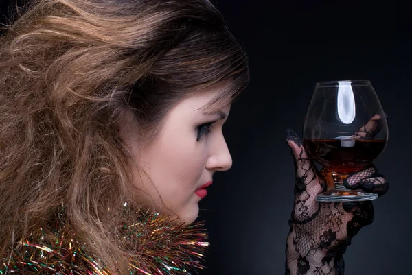 Primo piano ritratto di ragazza con labbra rosse, fili di lame e bicchieri da vino su — Foto Stock