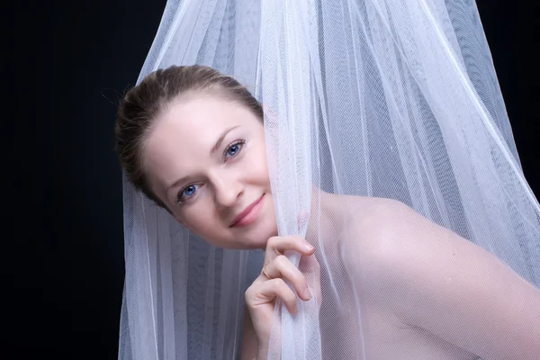Closeup retrato de bela menina loira em tecido branco — Fotografia de Stock