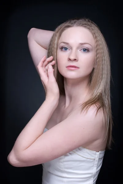 Bliska portret piękne blond dziewczynka na czarny — Zdjęcie stockowe