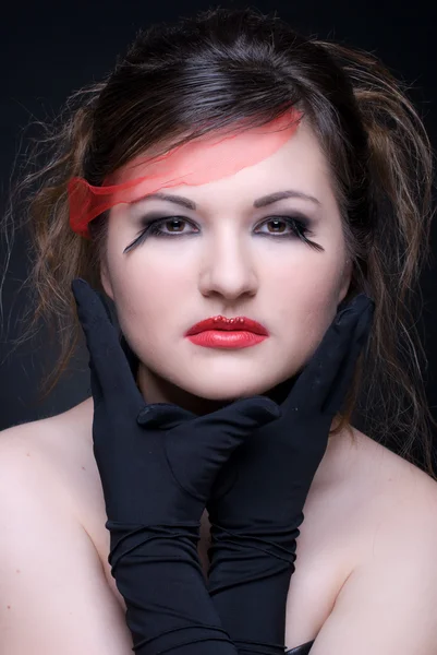 Siyah üzerine kırmızı dudaklar ile kız portresi yukarıya kapatmak — Stok fotoğraf