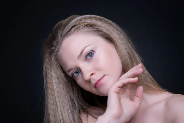 Close-up van portret van mooi blond meisje op zwart — Stockfoto