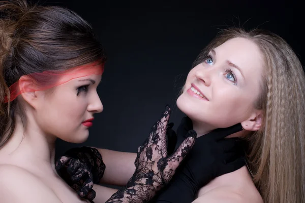 İki kız closeup portresi: iyi ve kötü — Stok fotoğraf