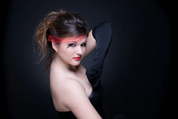 Nahaufnahme Porträt eines Mädchens mit roten Lippen auf schwarz — Stockfoto