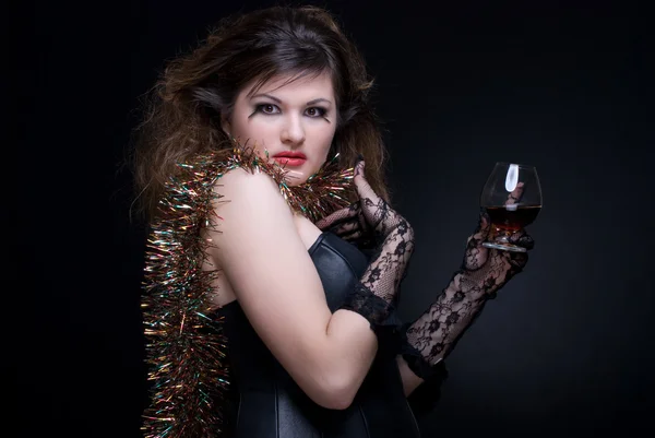 Primo piano ritratto di ragazza con labbra rosse, fili di lame e bicchieri da vino su — Foto Stock