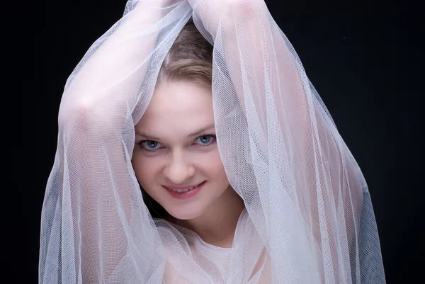 Portre portre sarışın güzel kızın beyaz kumaş — Stok fotoğraf