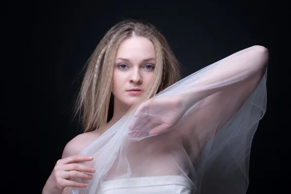 Nahaufnahme Porträt der schönen blonden Mädchen in weißem Stoff — Stockfoto