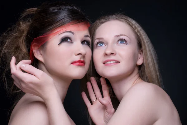 Närbild porträtt av två flickor: bra & onda — Stockfoto