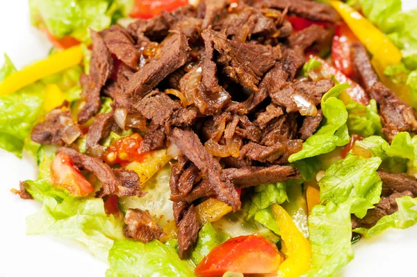 Пряный мексиканский салат с мясом на тарелке — стоковое фото