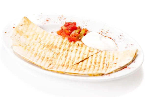 Сніданок Quesadilla з кисло-вершковим кремом та овочами на тарілці — стокове фото
