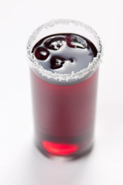 Red cocktail med is på vit — Stockfoto