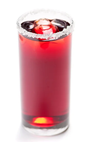 Червоний коктейль з льодом на білому — стокове фото