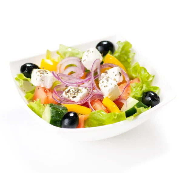 Греческий салат на белом фоне — стоковое фото