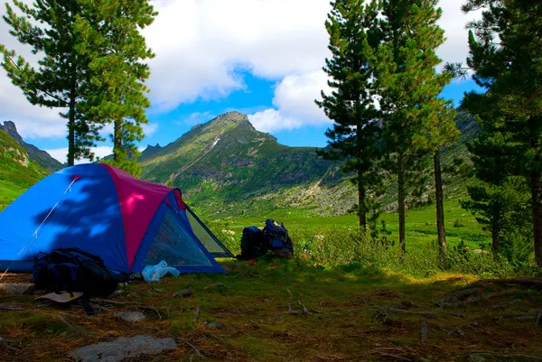 Turist tält i ett berg — Stockfoto