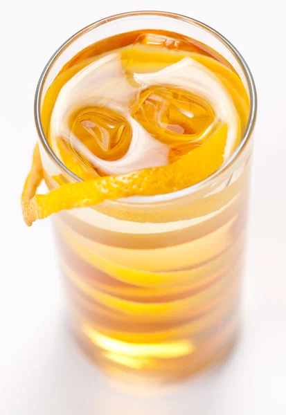 Gul cocktail i glas — Stockfoto