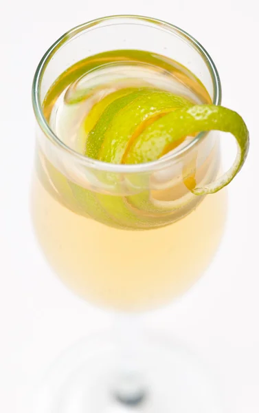 Жовтий коктейль у склянці з перекрученим лимоном — стокове фото