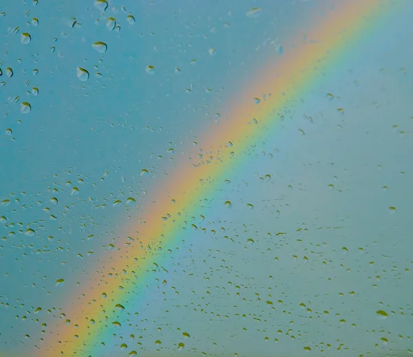 Gotas en la ventana y el arco iris — Foto de Stock