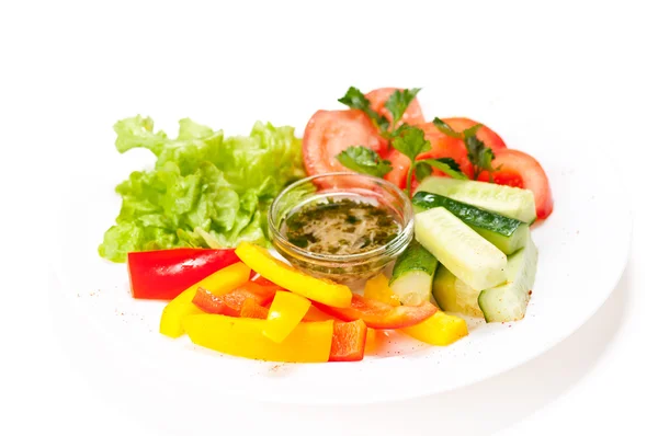 Salade d'été fraîche sur assiette blanche — Photo