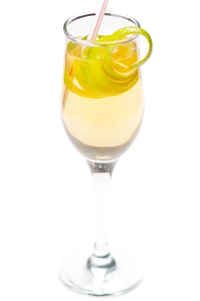 Cocktail amarelo em vidro com torção de limão — Fotografia de Stock