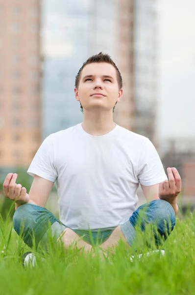 Un jeune homme qui fait du yoga au parc Photos De Stock Libres De Droits